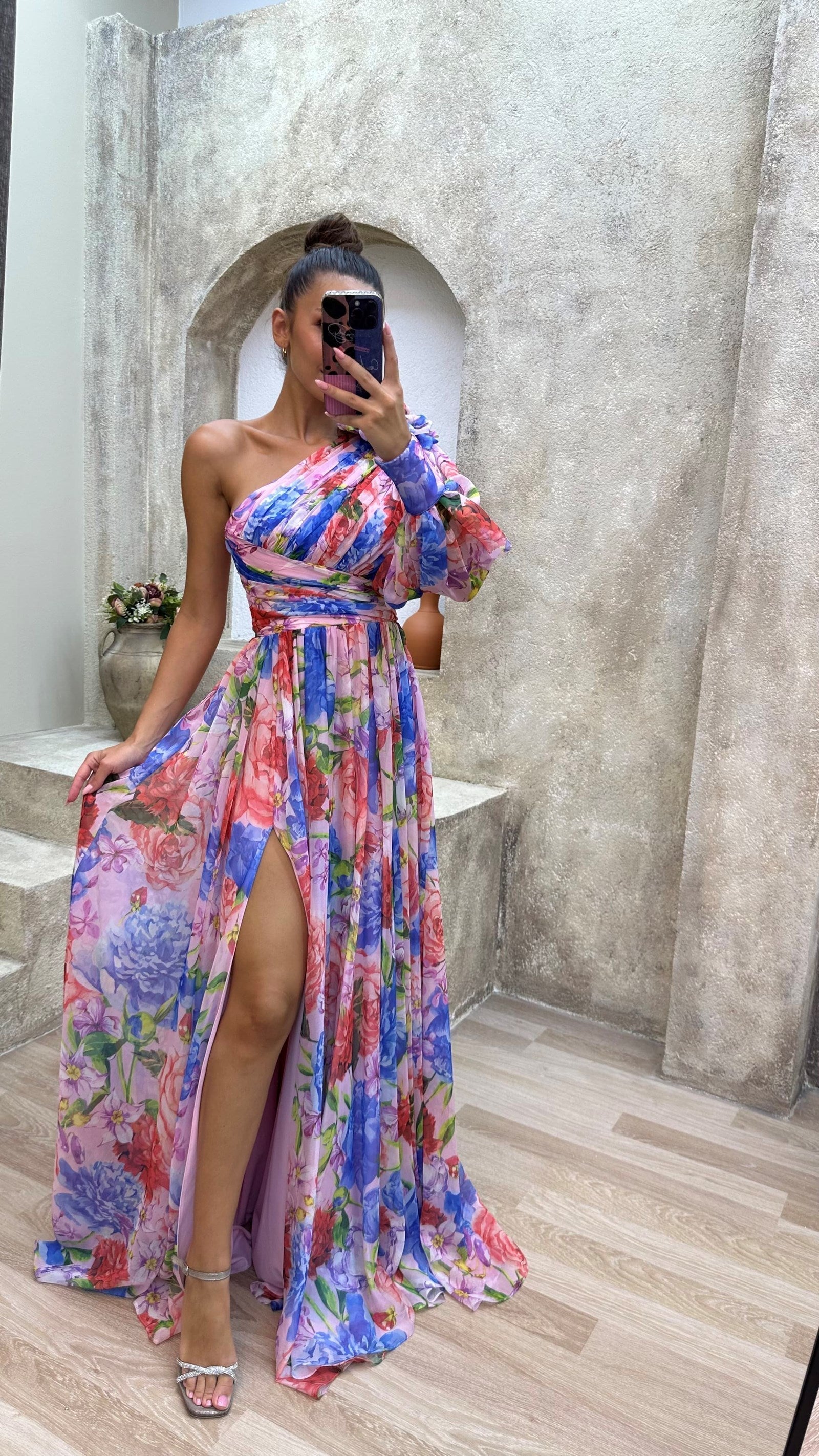 Women's Long dress with elegant flow and long sleeves
