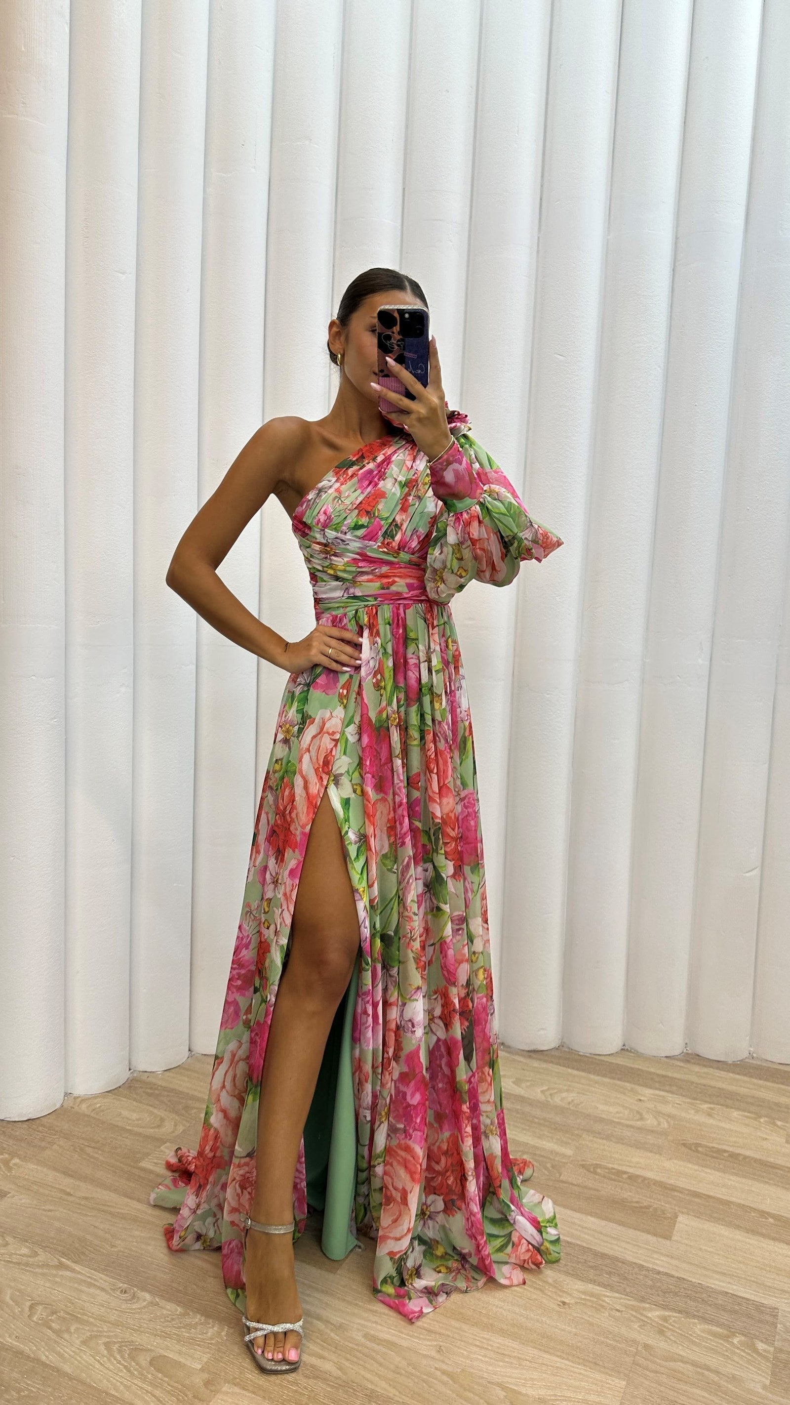 Women's Long dress with elegant flow and long sleeves