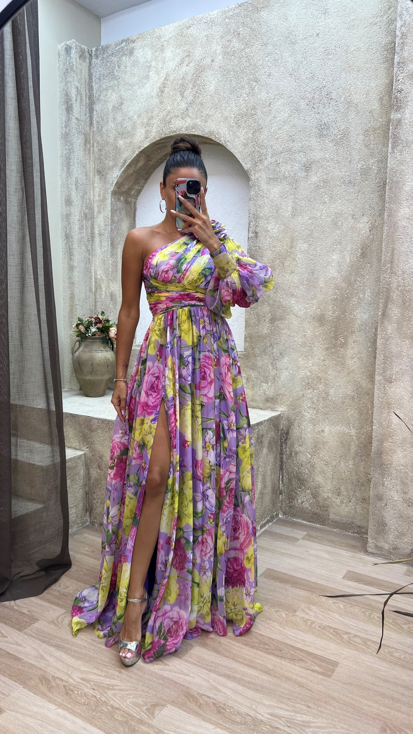 Women's Long dress with elegant flow and long sleeves