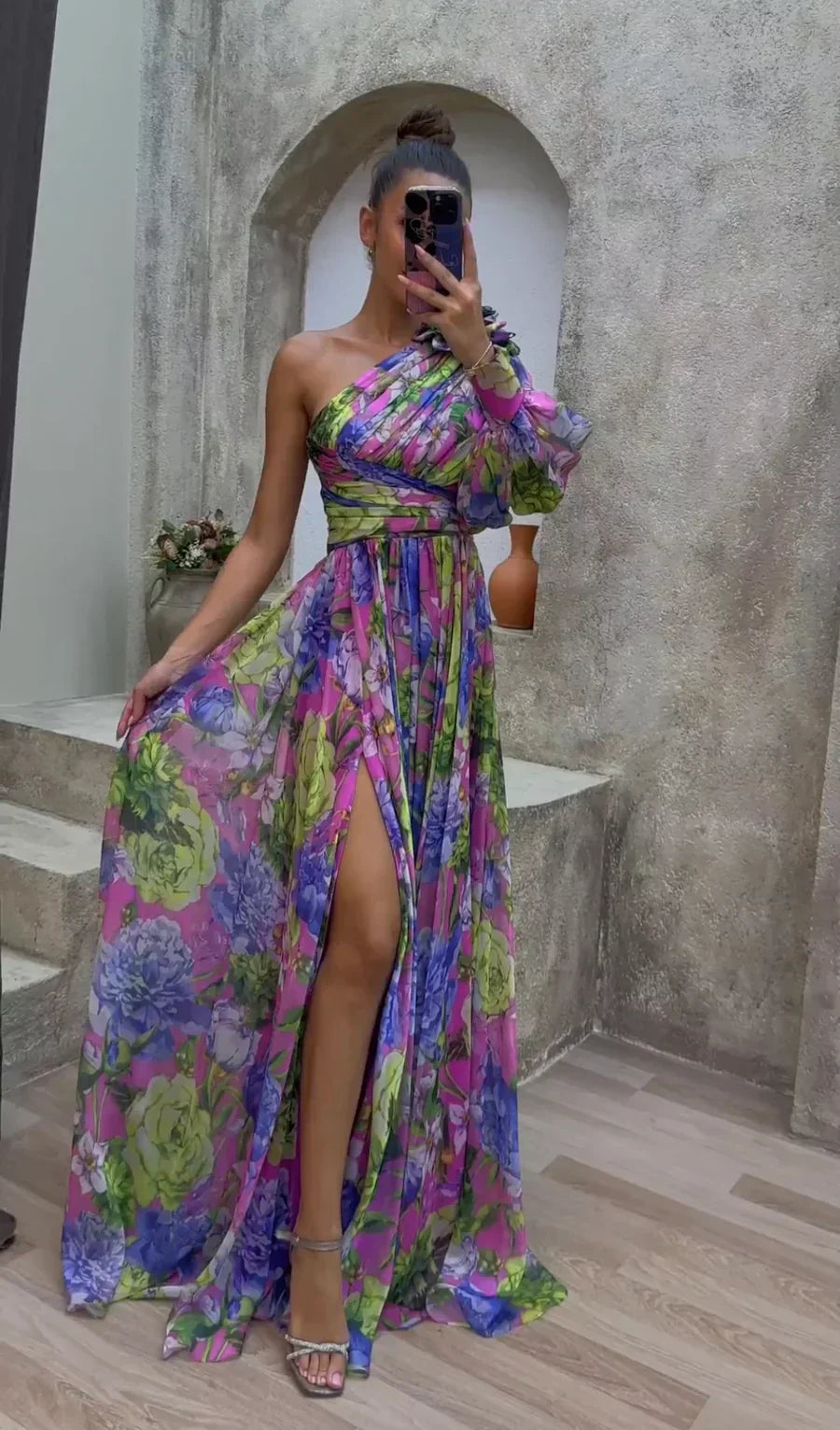 Women's Long dress with elegant flow and long sleeves