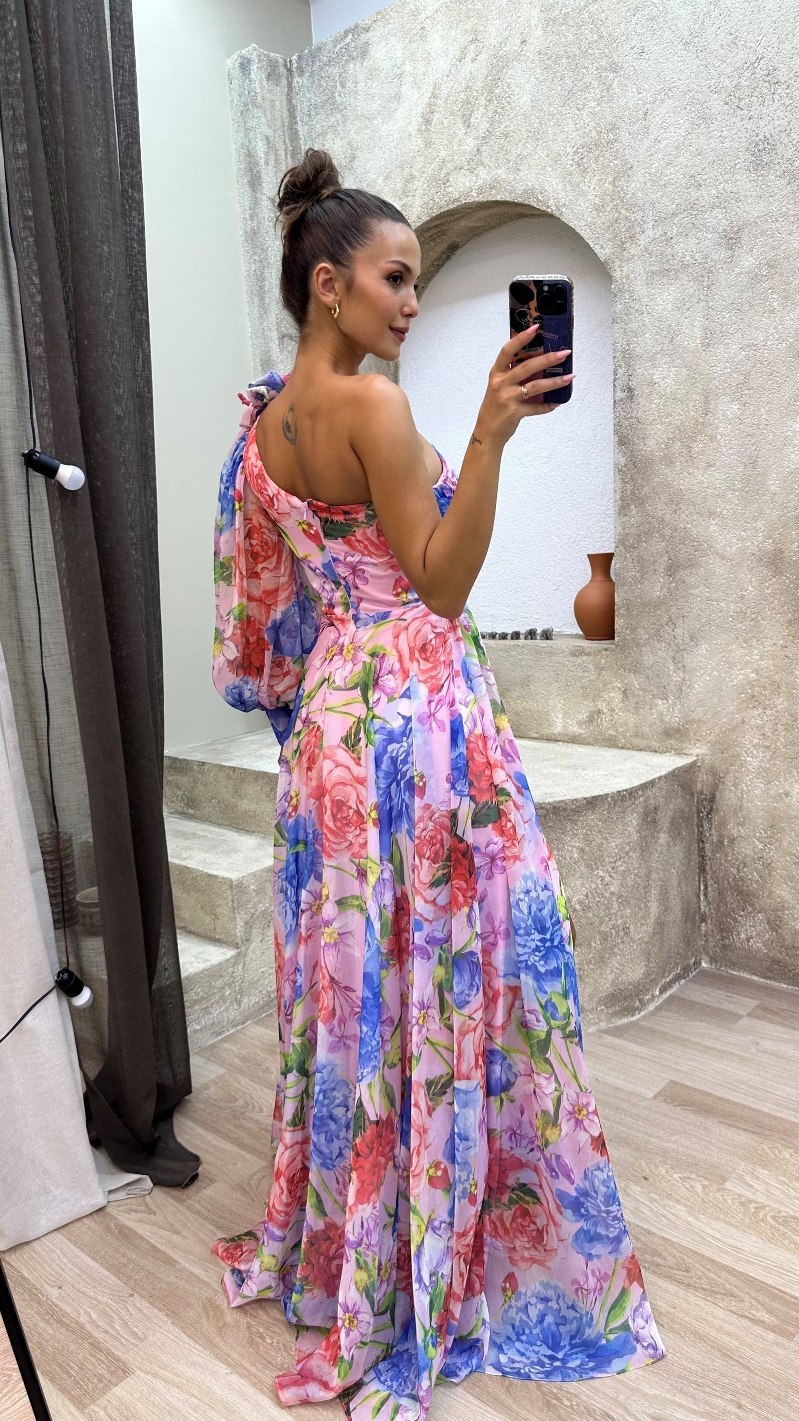 Women's Long dress with elegant flow and long sleeves