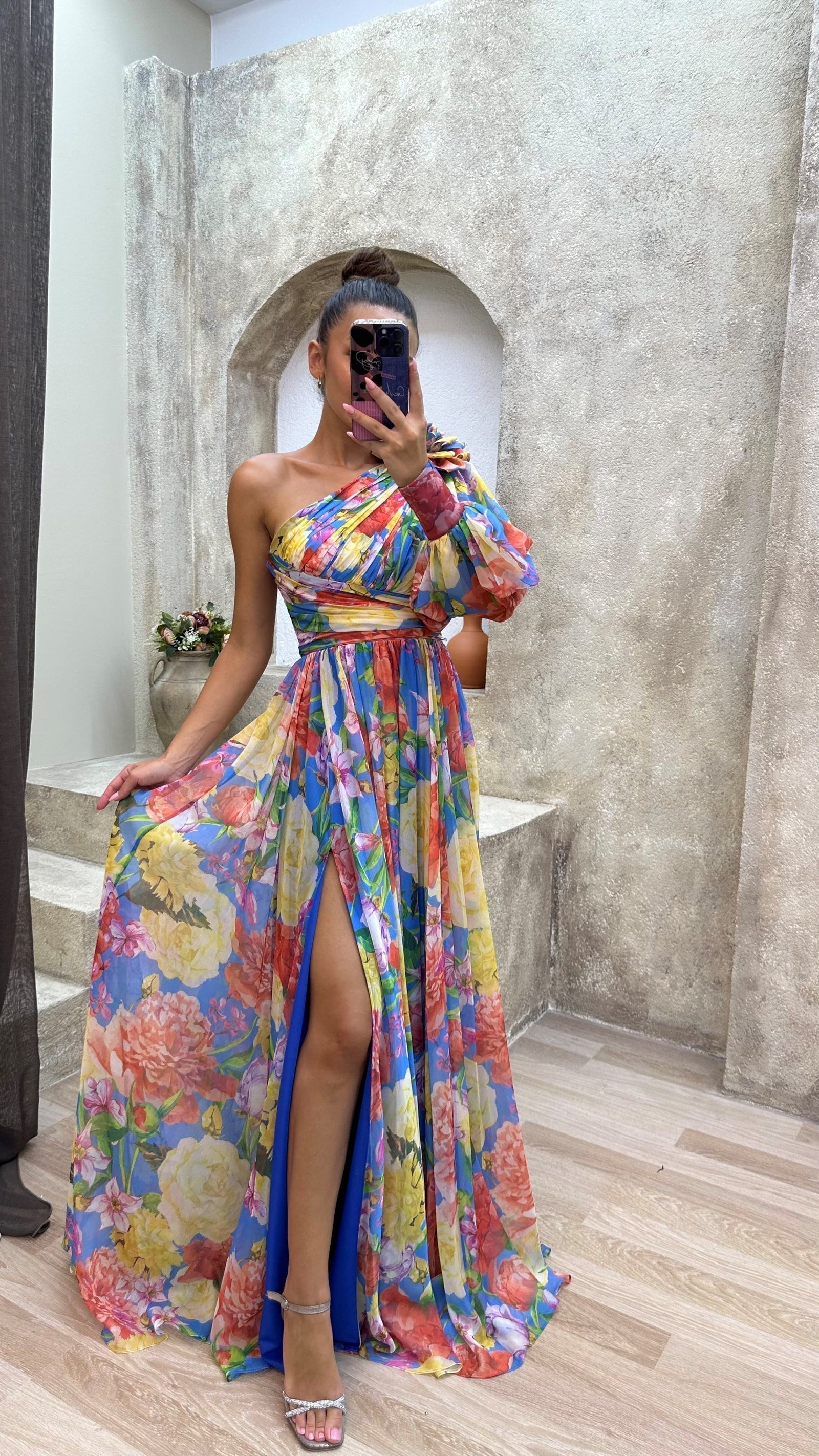 Women's Long dress with elegant flow and long sleeves