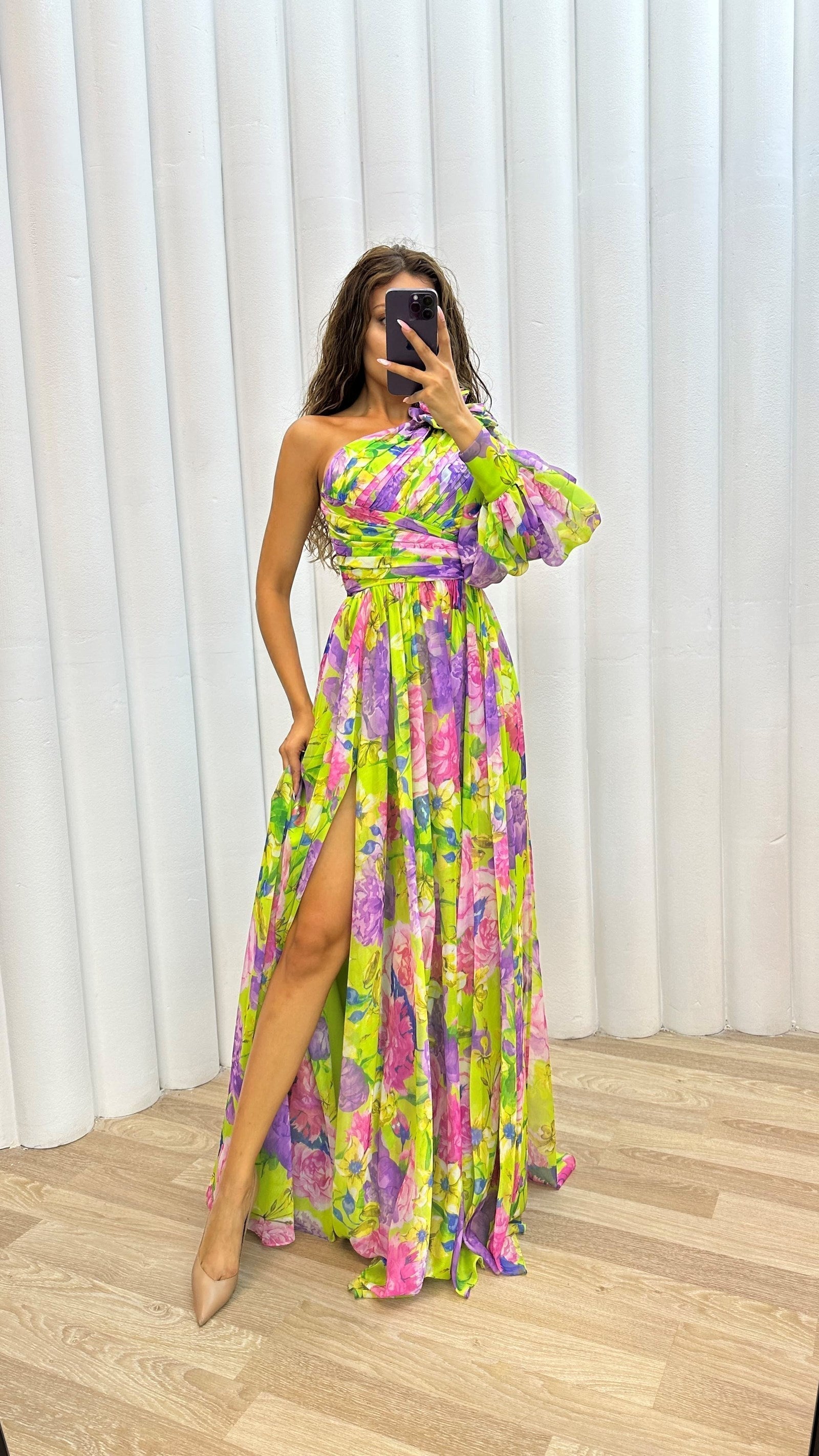 Women's Long dress with elegant flow and long sleeves